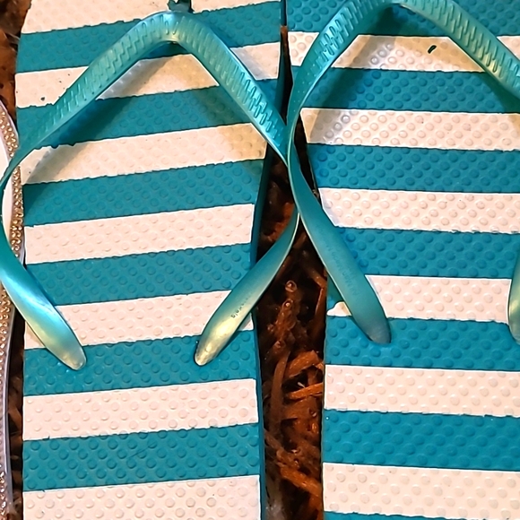 Nwt flip flops - Picture 3 of 4